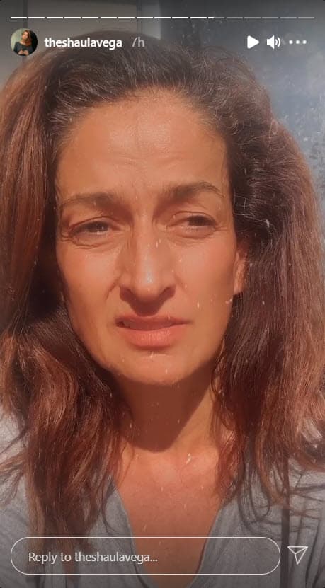 "El mundo se ha vuelto tan público, está muy loco todo, o sea, ya no hay privacidad y eso está cab… perder todo eso, hay gente que lo hace voluntariamente, como yo ahorita lo estoy haciendo voluntariamente, o como 
<b>ciertas personas que dan entrevistas de horas y horas en los momentos más difíciles</b>, es su manera de procesar, yo qué sé, pero yo no soy así", dijo para finalmente agradecer por el apoyo.
<br>