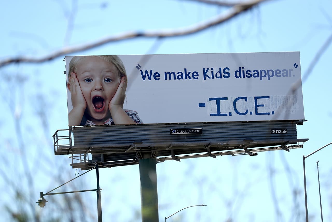 Antes de la mañana del jueves, una valla publicitaria en la autopista 880 en dirección oeste en Emeryville, California, muy cerca de Oakland y de San Francisco, anunciaba un servicio de eliminación de basura. Representaba a un niño con las manos sosteniendo la cara y la boca abierta, como sorprendido. La publicidad fue vandalizada con un mensaje crítico hacia la política, ahora revertida, de 
<b><a href="Las veces en que el gobierno de Trump mintió al decir que no podía evitar la separación de niños">separar a familias de inmigrantes en la frontera</a></b>.
<br>