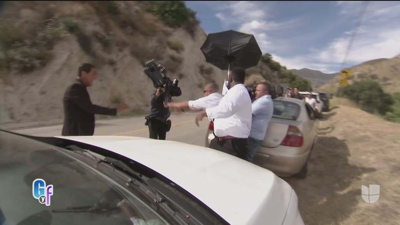 Y fue cuando se vivieron momentos de tensión debido a que miembros del equipo de seguridad comenzaron a agredir a la prensa y el 
<a href="https://www.univision.com/shows/el-gordo-y-la-flaca/senti-que-venian-tras-de-mi-camarografo-de-el-gordo-y-la-flaca-denuncia-acoso-durante-la-boda-de-chiquis-rivera-video">camarógrafo de El Gordo y La Flaca</a> recibió un duro empujón.