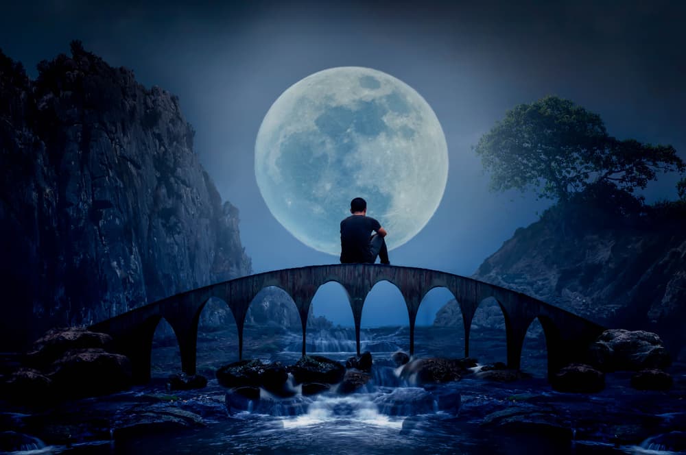 Ahora bien, respecto al fenómeno presente y dependiendo la perspectiva de las creencias, como puede ser desastroso, como bien armonioso. Comencemos con la creencia común, donde un grupo de celtas, irlandeses y escoces, toman la presente energía para realizar peticiones a la Madre Tierra. Una luna como la presente tendría buena abundancia, prosperidad y fortuna.
<br>