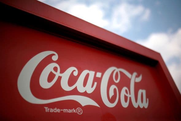 Coca Cola Company 
<a href="https://www.coca-colacompany.com/media-center/statement-on-social-media" target="_blank">emitió un comunicado</a> avisando que a partir de este miércoles, la empresa "hará una pausa en la publicidad paga en todas las plataformas de redes sociales a nivel mundial durante al menos 30 días" con la intención de "reevaluar nuestros estándares y políticas publicitarias para determinar si se necesitan revisiones internas 
<b>y qué más podemos esperar de nuestros socios de redes sociales para eliminar las plataformas de odio, violencia y contenido inapropiado". </b>
<br>