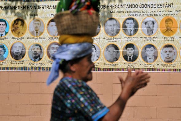 El diseño es una manta de vinil calada instalada en el muro de concreto del cementerio de la región.