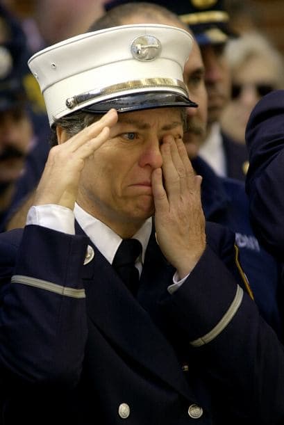 El 11 de septiembre Estados Unidos fue víctima de horrendos ataques terroristas: Al Qaeda secuestró e impactó cuatro aviones contra varios objetivos y que causaron la muerte y destrucción, siendo el episodio que precedería a la guerra de Afganistán y a la adopción por el Gobierno estadounidense y sus aliados de la política denominada de Guerra contra el terrorismo. Los atentados fueron cometidos por diecinueve miembros de la red yihadista Al-Qaida,1 divididos en cuatro grupos de secuestradores, cada uno de ellos con un terrorista piloto que se encargaría de pilotar el avión una vez ya reducida la tripulación de la cabina. Los aviones de los vuelos 11 de American Airlines y 175 de United Airlines fueron los primeros en ser secuestrados, siendo ambos estrellados contra las dos torres gemelas del World Trade Center, el primero contra la torre Norte y el segundo poco después contra la Sur, provocando que ambos rascacielos se derrumbaran en las dos horas siguientes.2 3 El tercer avión secuestrado pertenecía al vuelo 77 de American Airlines y fue empleado para ser impactado contra una de las fachadas del Pentágono, en Virginia. El cuarto avión, perteneciente al vuelo 93 de United Airlines, no alcanzó ningún objetivo al resultar estrellado en campo abierto, cerca de Shanksville, en Pensilvania, tras perder el control en cabina como consecuencia del enfrentamiento de los pasajeros y tripulantes con el comando terrorista.