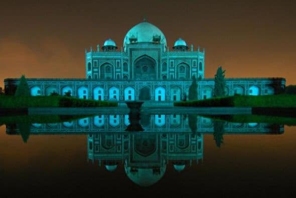 El Taj Mahal, India - El 2 de abril todos los grandes edificios y monumentos del mundo serán iluminados de azul como una forma de crear conciencia sobre el Autismo.