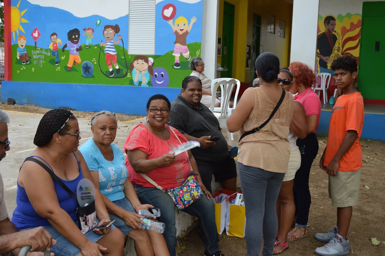 Más de mil personas afectadas por el huracán Irma en Loíza han pasado por el Boys & Girls Club del barrio Medianía Alta para buscar su plato de comida caliente elaborado por más de 30 chefs de toda la isla coordinados por la Chef Marilyn.