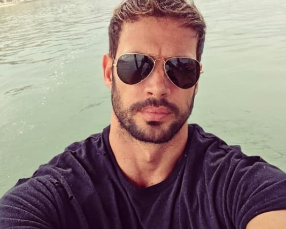 William Levy fue otro de los que se quedó en Miami durante el paso del Huracán Irma, informó paso a paso como él y su familia sufieron los estragos y mostró cómo los fuertes vientos tiraron palmeras de su jardín.