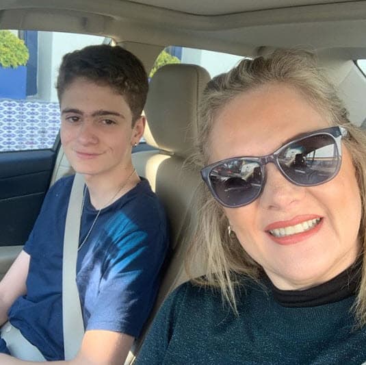 Insistió: "Y que a mi hijo no me lo toque, ni él ni nadie porque él no me paga ni un bistec, porque no ha pagado una colegiatura de Nicolás Buenfil, porque es mío y soy una chingona y lo saqué adelante y no es para que caiga en la boca de dos personas que no saben ni dónde vivo ni cómo", dijo entre lágrimas.