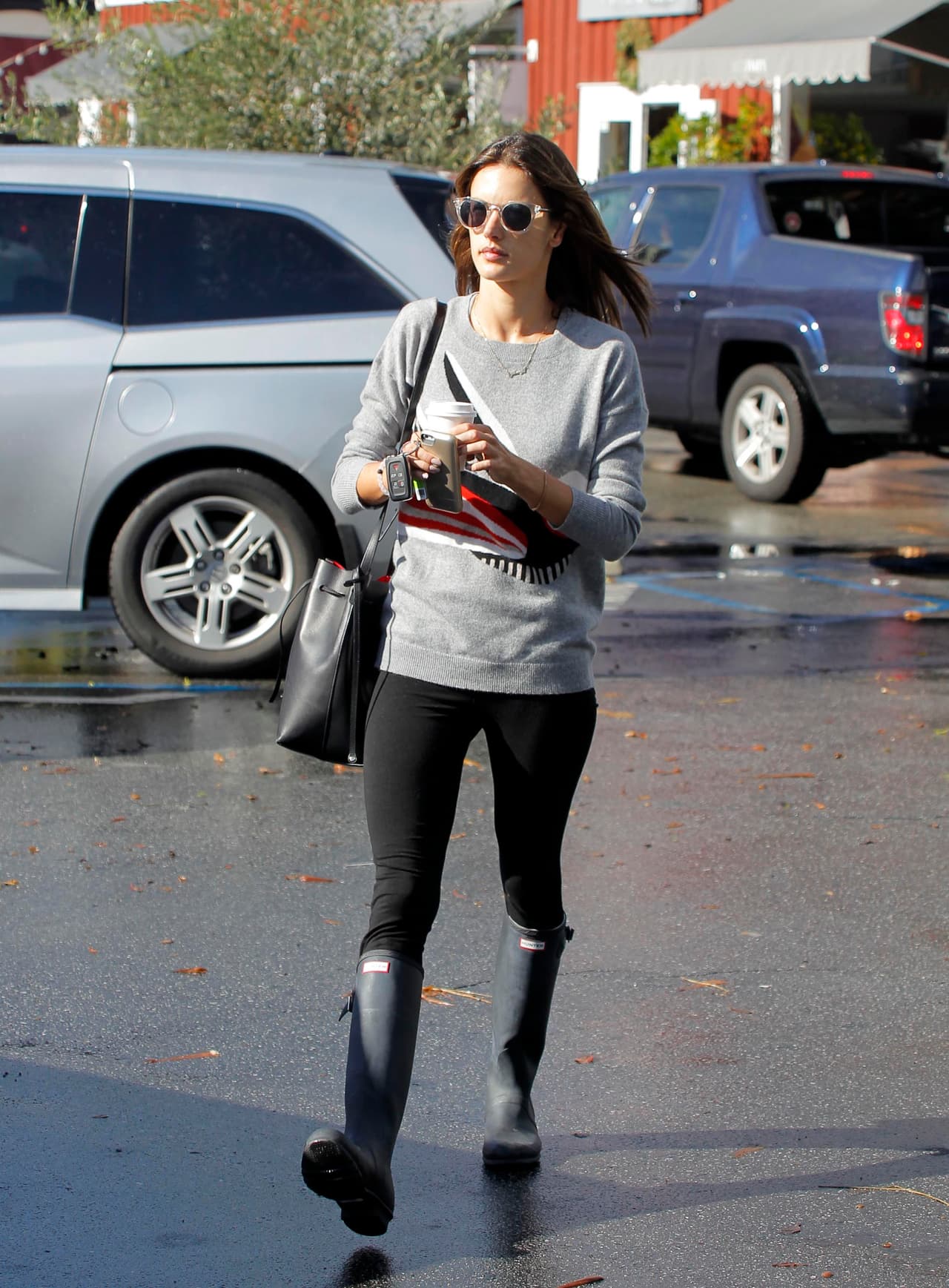 En temporada de lluvias vete muy preparada con tus botas de lluvia.