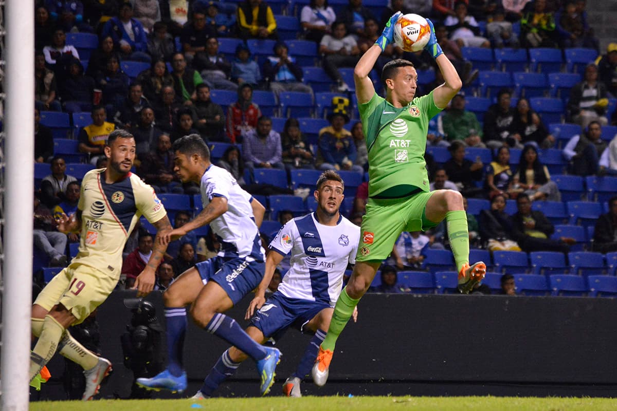 El arquero argentino del América Agustín Marchesín (derecha) tuvo una buena actuación a pesar de los dos goles recibidos.
