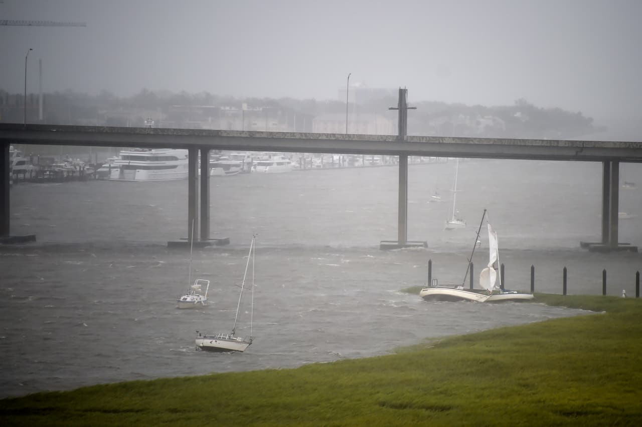 Las fuertes lluvias y el viento en Charleston, el jueves 5 de septiembre de 2019. Según el Servicio Meteorológico Nacional es posible que las mareas ciclónicas afecten la costa de Carolina del Sur, Carolina del Norte y Virginia.
