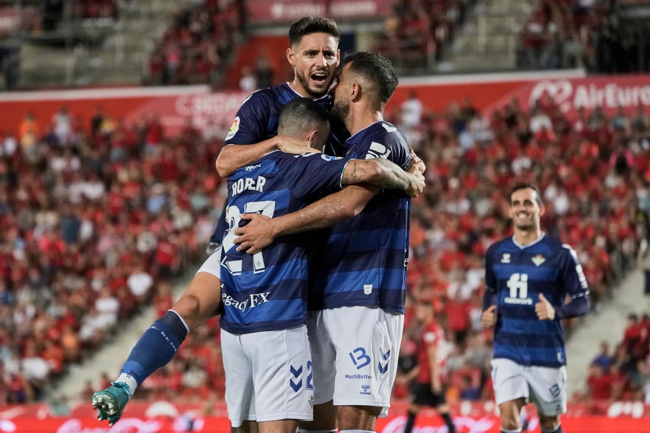 Betis venció 1-2 al Mallorca de Javier Aguirre con un doblete de Boja Iglesias en la Jornada 2 de LaLiga; Andrés Guardado no jugó porque sigue sin ser inscrito.