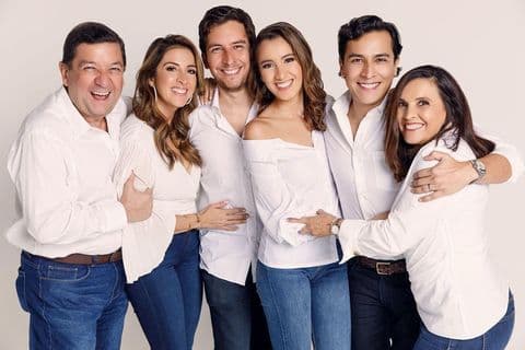 Este 21 de julio es un día muy especial para nuestra querida Maity Interiano, pues se cumple un aniversario más del nacimiento del hombre que le dio la vida, su padre, don Ernesto.