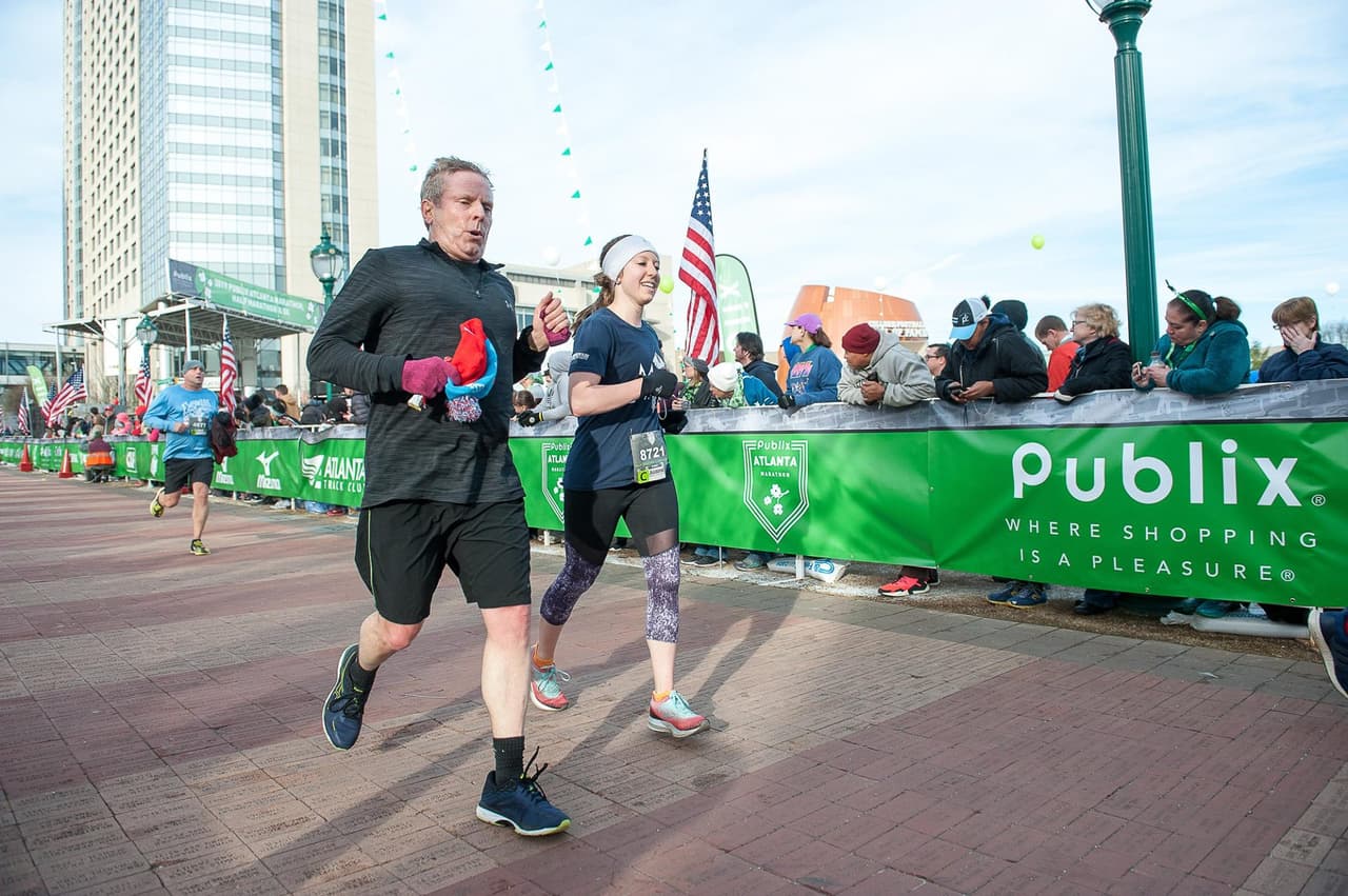 <b><a href="https://www.atlantatrackclub.org/2022-publix-atlanta-marathon-weekend" target="_blank">Publix Atlanta Marathon, Half Marathon & 5K (26 y 27 de febrero)</a></b>: Serie de carreras anual con opciones de maratón y medio maratón a través del centro de Atlanta. Líneas de salida y llegada en Centennial Olympic Park.