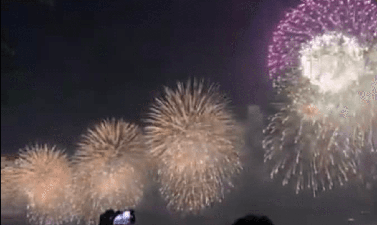 Así de hermosa fue la explosión de juegos artificiales que
<b>Lupita Villegas</b> captó con su celular.