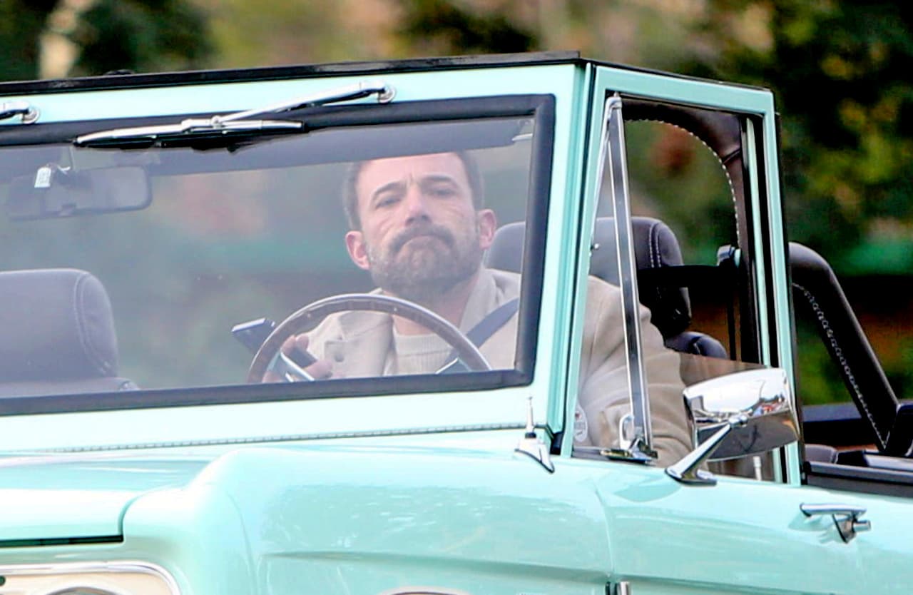 En esta ocasión su camioneta no traía puesto el capote, por lo cual el actor estaba completamente expuesto para ser fotografiado.