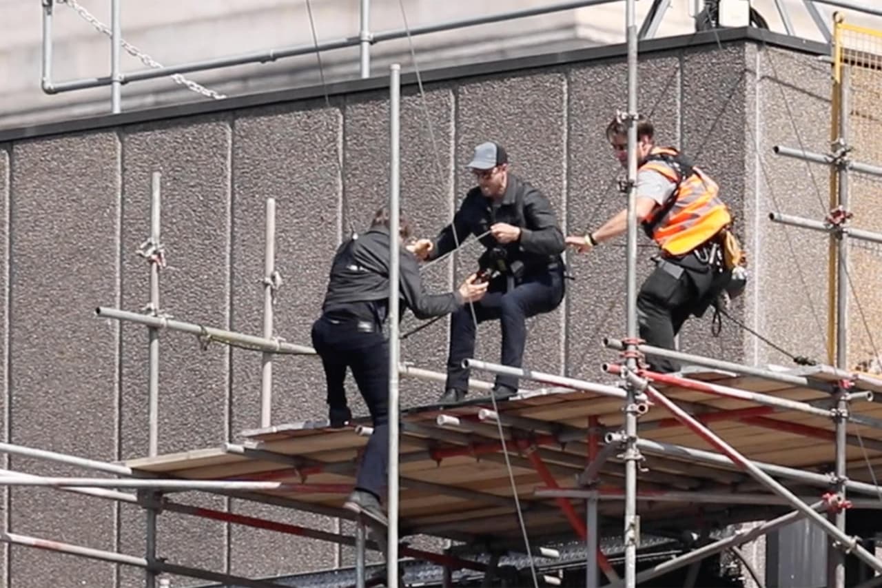 El actor fue auxiliado de inmediato por el equipo que lo había preparado para la escena.