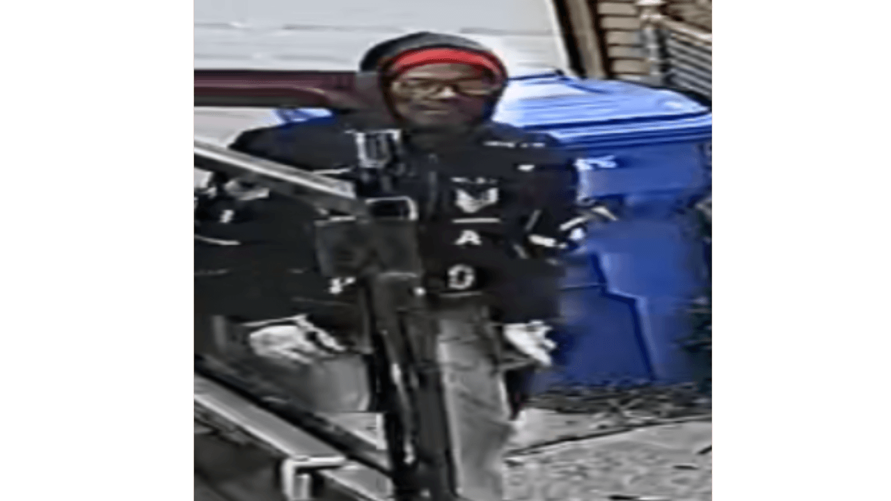 La policía busca identificar a los sospechosos.