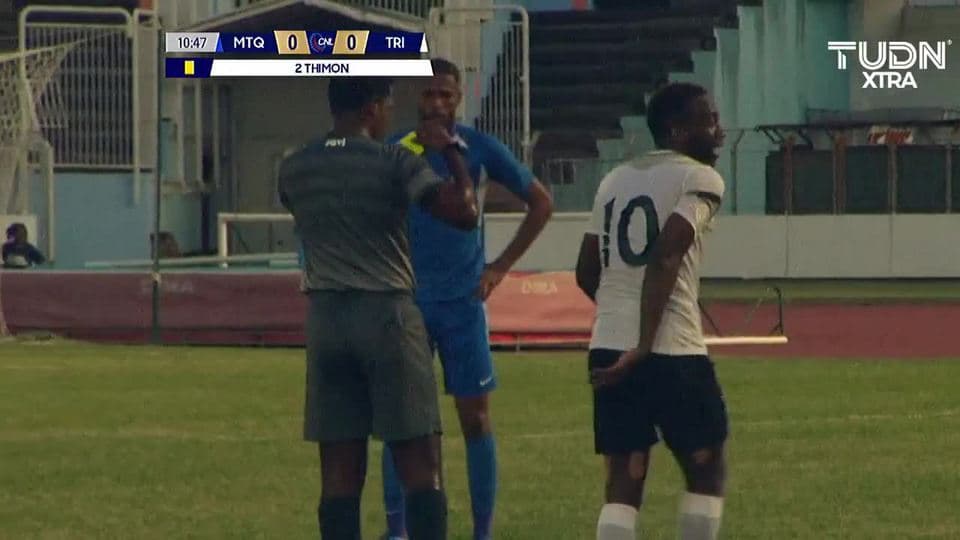 Tarjeta amarilla. El árbitro amonesta a Yordan Thimon de Martinique
