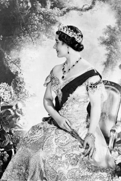 La reina Isabel (primera) posa para la foto después de la coronación del duque de York en Londres en 1937.
