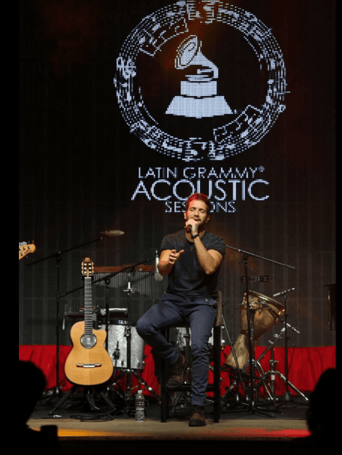 Otro que conquistó los corazones de los asistentes al Acoustic Sessions del Latin GRAMMY, fue Pablo Alborán.