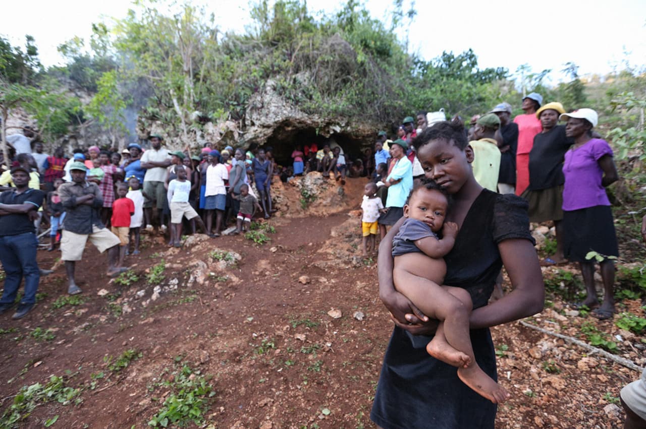 “No tienen comida, agua ni refugio. Están durmiendo en el suelo de la cueva, es realmente un crimen contra la humanidad”, declaró Robin Mahfood, presidente de Food for Poors.