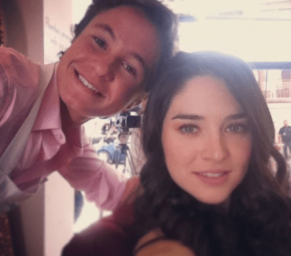 Wendy y 
<b><a href="https://www.univision.com/networks/galavision/mira-como-ha-cambiado-maichael-ronda-el-nino-de-como-dice-el-dicho-fotos">Michael Ronda</a></b> en grabaciones de Como dice el dicho.