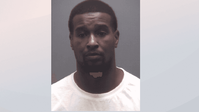 Brooks Demond Packingham
<br>1038 Sycamore Rd, APT F, Graham, NC
<br>Posesión con intención de venta y distribución de mariguana
<br>Posesión de un arma de fuego por parte de un convicto
<br>