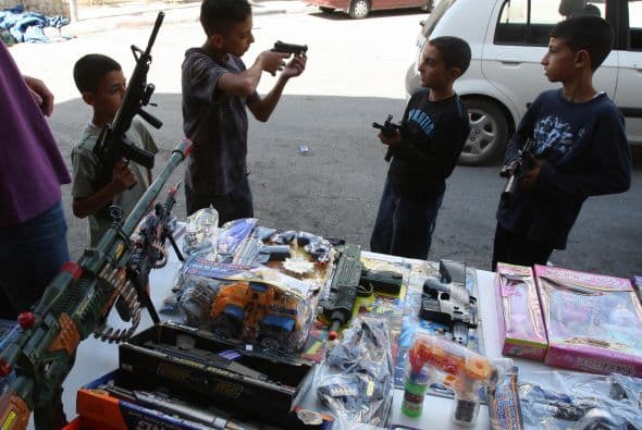 El presidente Felipe Calderón, quien lanzó una ofensiva contra el narcotráfico en el 2006, reconoció hace varios meses que "hay en las zonas de mayor violencia del país un reclutamiento interminable de jóvenes sin esperanza, sin familia, sin oportunidades".