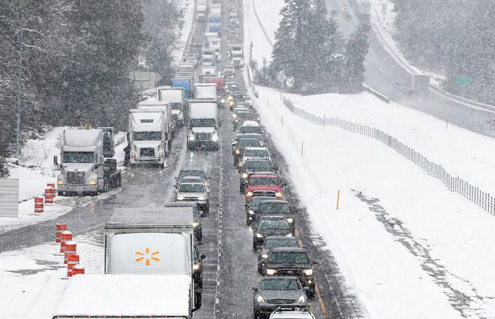 Fuerte temporal de lluvia y nieve causa accidentes y obliga a cerrar carreteras en California y Nevada
