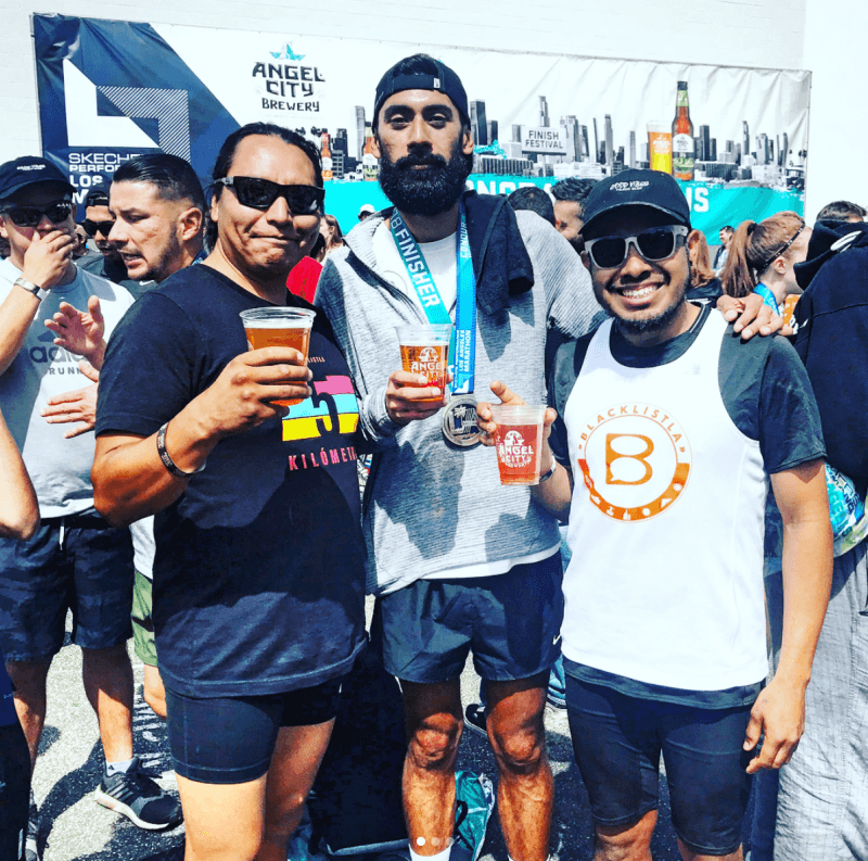 Una cerveza para celebrar la llegada a la meta en el Maratón de Los Ángeles.