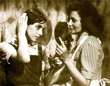 En 1970 Rita filmó, bajo las órdenes de Arturo Ripstein, la que sería una de sus cintas más memorables: 'El Castillo de la Pureza', como una madre cautiva junto con sus hijos en una casa aislada del mundo moderno. Con ella en la foto, Diana Bracho, de apenas veinte años de edad.