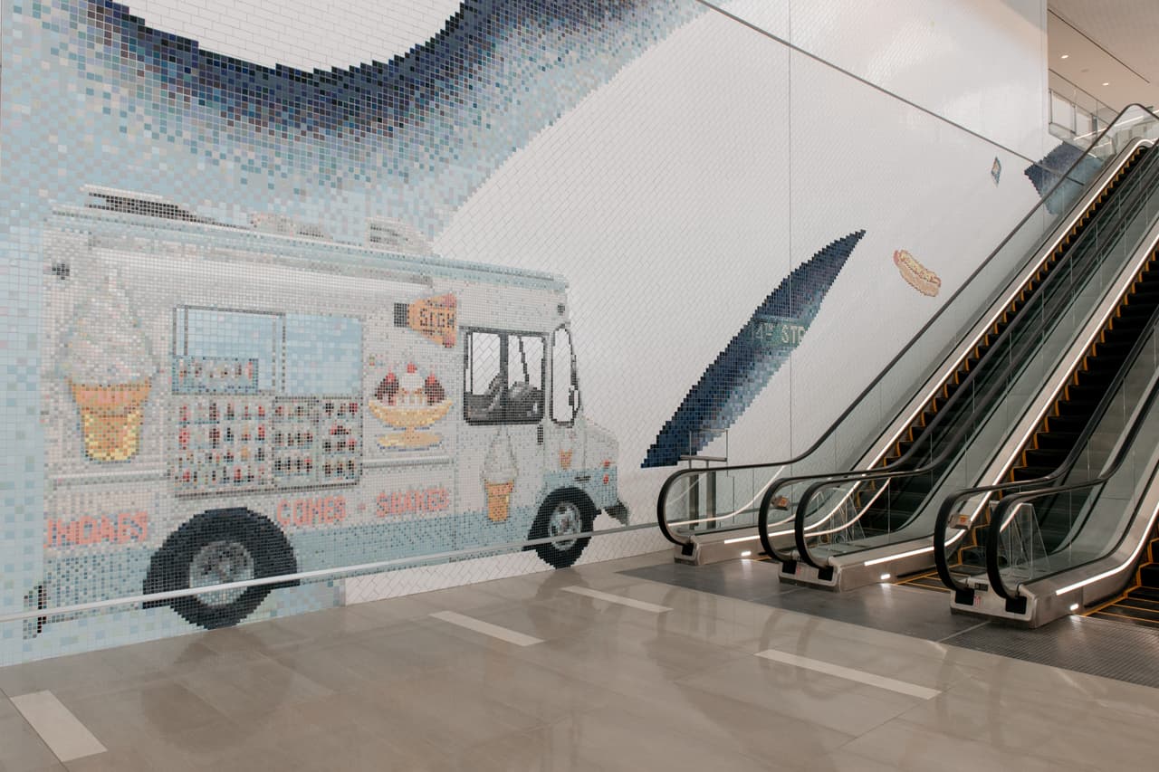 La nueva sala de llegadas y salidas está llena de obras de arte ligeras y mucho espacio.