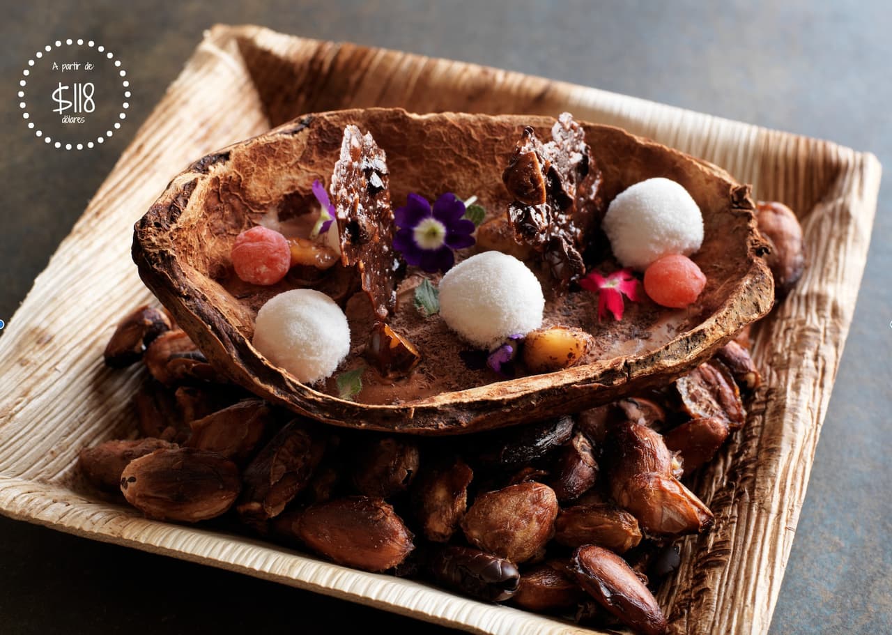 <a href="http://www.maido.pe/"><b>Maido:</b></a>
<br>Es el restaurante nikkei —el mestizaje de la cultura japonesa con la peruana— por excelencia. En su cocina, dirigida por 
<b><a href="http://www.univision.com/estilo-de-vida/chefs-latinos/mitsuharu-tsumura-el-mentor-de-la-cocina-nikkei-en-peru">el chef Mitsuharu Tsumura</a></b>, se pueden encontrar una barra de sushi tradicional, en la cual se aplican la técnica japonesa que el chef aprendió durante una estancia en aquel país, y menús que muestran la cara más peruana de este cocinero. Maido ofrece el menú 200 millas, un conjunto de 
<b>13 platillos representativos de Perú junto con las creaciones del chef por 118 dólares. </b>