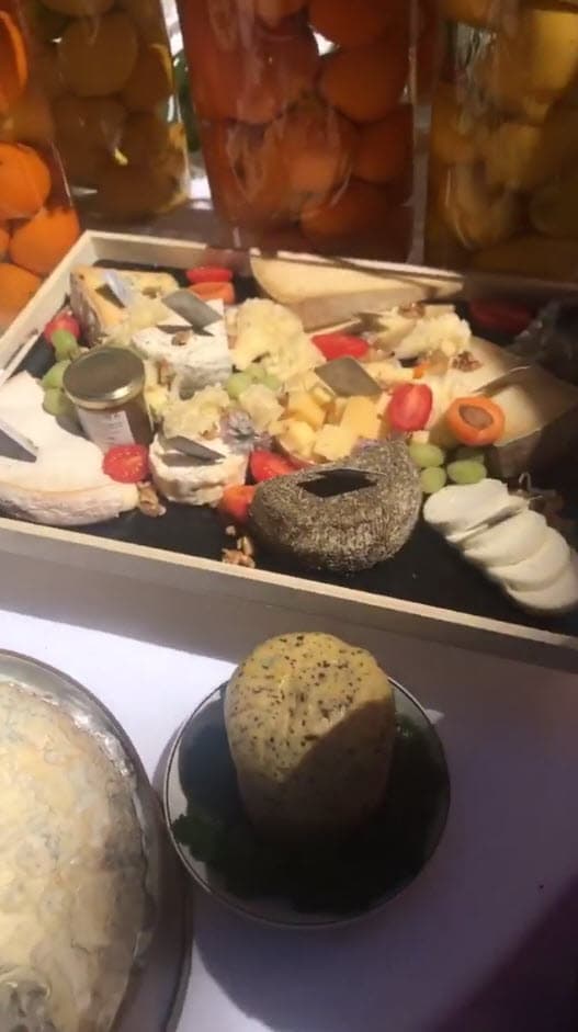 Según ¡Hola!, la pareja sorprendió al tener una boda desenfada, en la que el menú se incluían pizzas artesanales, helados, entre otros platillos. Camille Gottlieb, prima de la novia, compartió algunos detalles de la mesa de alimentos a través de Instagram.
<br>
<br>