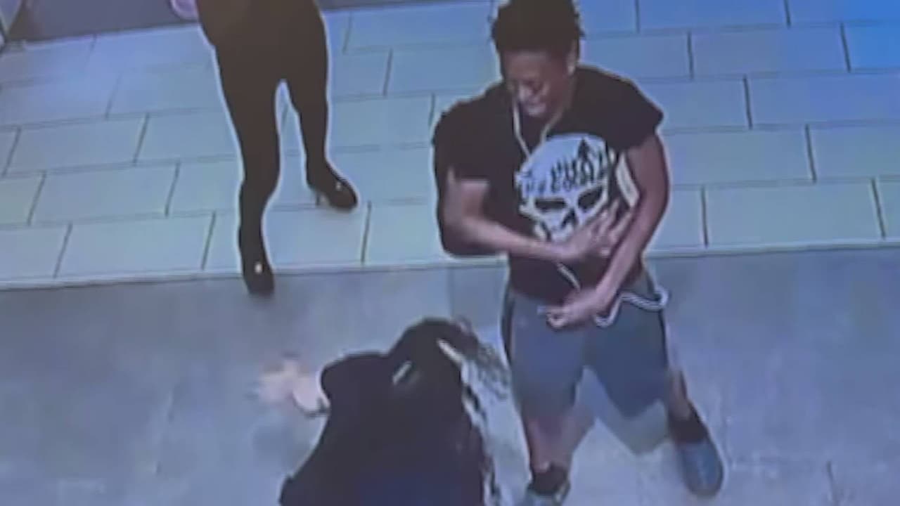 Buscan a sospechosos de dar una golpiza a una empleada antes de robar una tienda en Phoenix