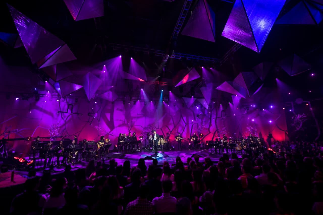 Este especial musical fue grabado con la más avanzada tecnología 6K y contó con un ensamble musical de 24 músicos, incluidos cuerdas, guitarra, metales, teclados, acordeón, piano, batería y cítara, tuvo una duración de casi tres horas.