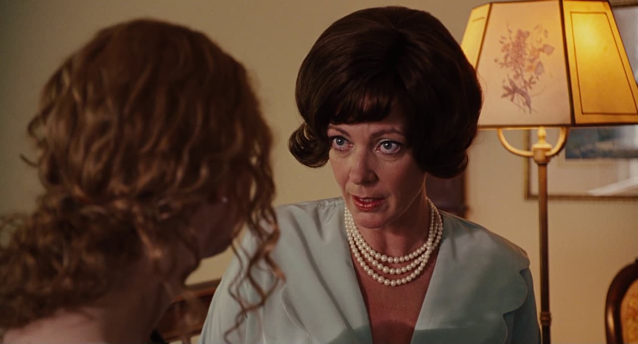 <b>Allison Janney</b>
<br>En la trama de 'Historias cruzadas' se conoce a la madre de Skeeter, Charlotte Phelan, una mujer que al parecer no tenía relevancia en la historia, pero al final de la película demuestra apoyar a su hija con su libro y su carrera como periodista.