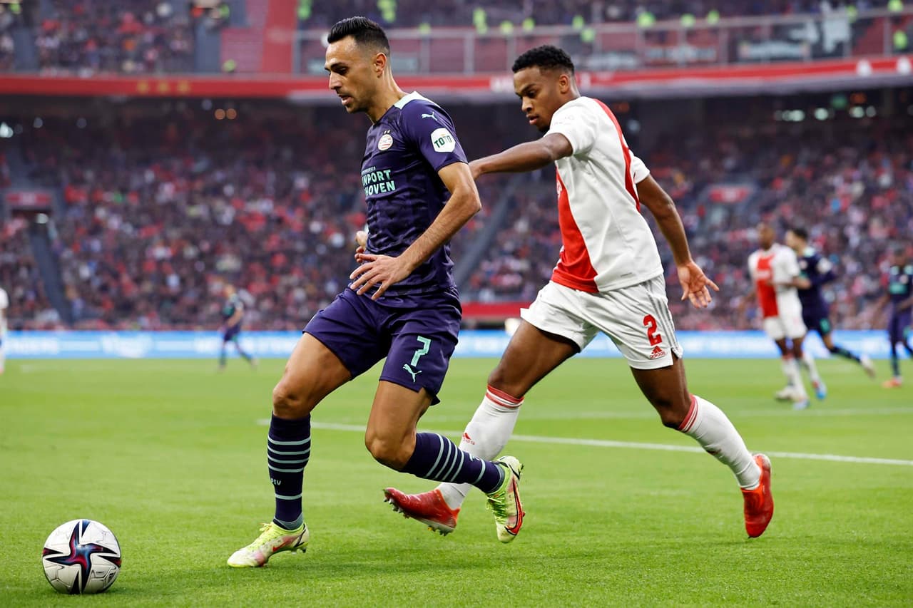 Ajax golea al PSV durante la 10ma fecha de la Eredivisie, donde los locales se impusieron ante los de Eindhoven con goliza 5-0, gracias a los tantos de Berguis (19'), Haller (56'), Anthony Dos Santos (66'), Klaassen (76') y Tadic en minutos agregados. Edson Álvarez fue titular, mientras que el 'Guti' Galaviz entro de cambio.