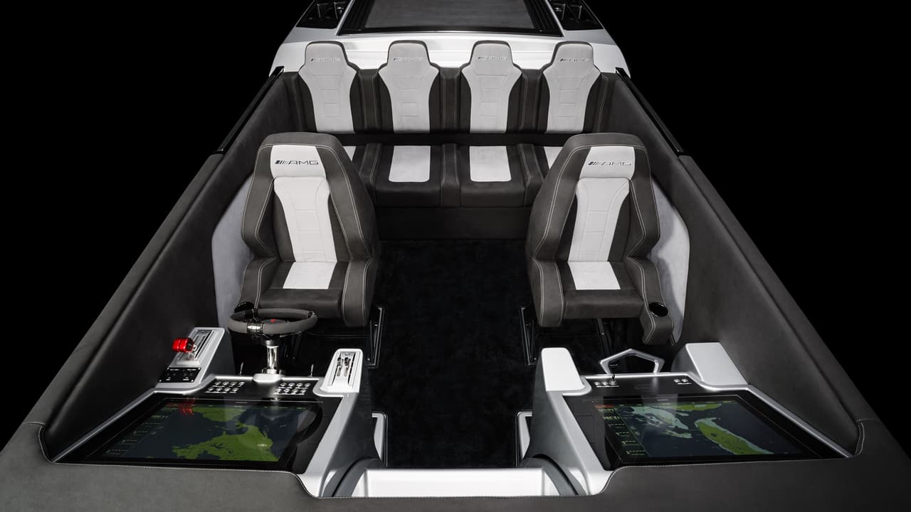 La Cigarette Racing Team 515 Project ONE acomoda a un máximo de 6 pasajeros en total comodidad, su puente de mando está construido totalmente en fibra de carbono a fin de reducir el peso total de la embarcación.