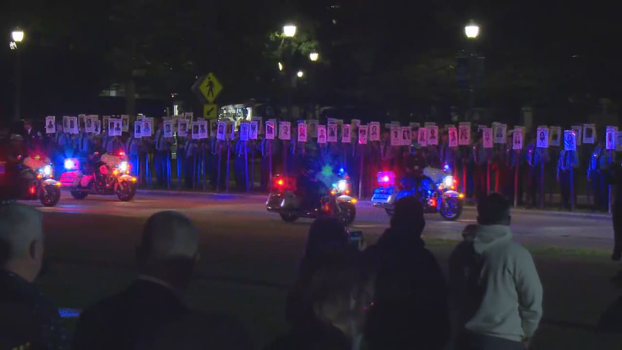 Emotiva y solemne, así fue la ceremonia oficiada frente al Soldier Field, para recordar el momento en el que el nombre del oficial Luis Huesca quedó grabado en letras de otro. El protocolo comenzó encabezado por motociclistas.