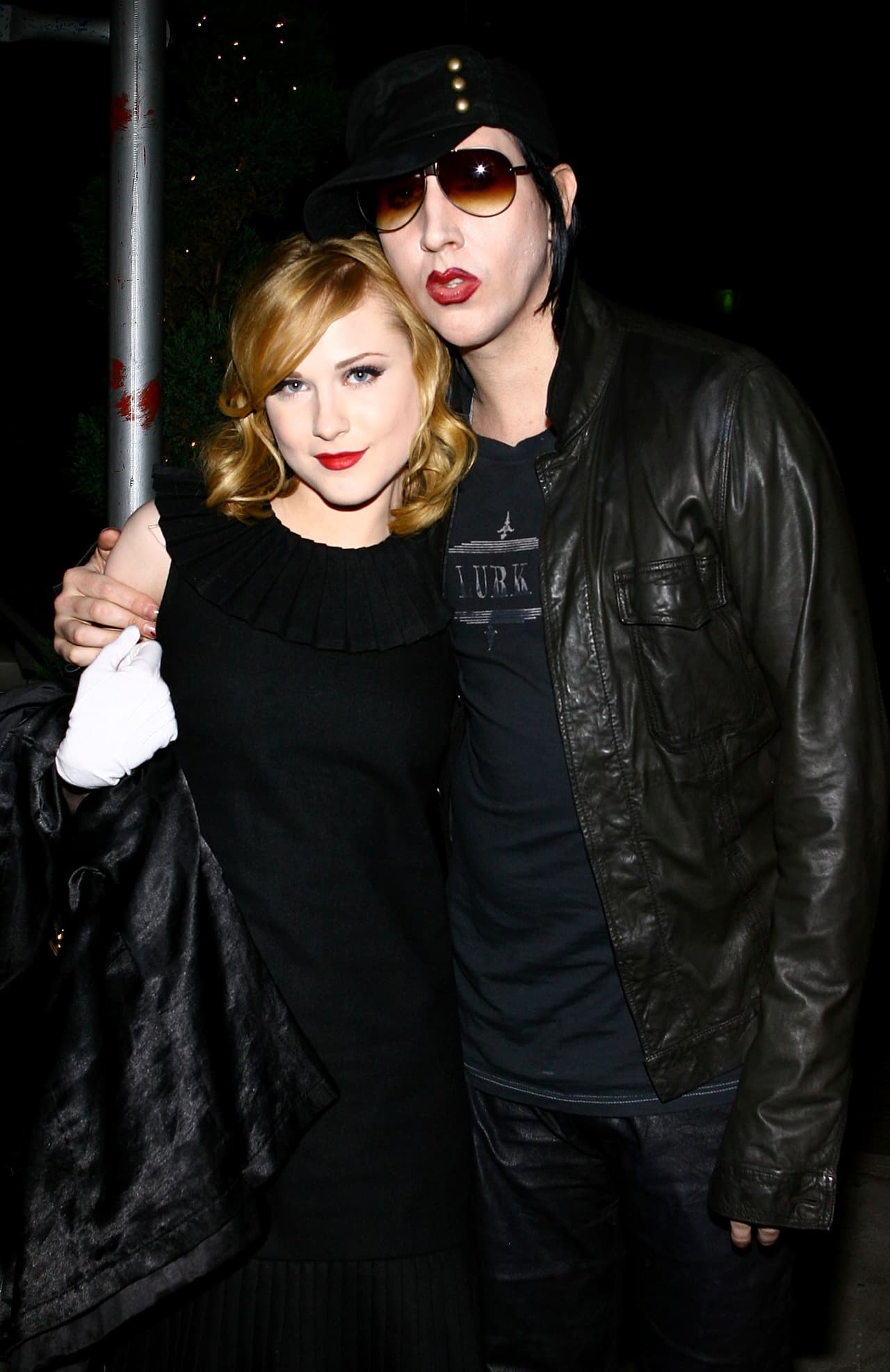 Marilyn Manson y Evan Rachel Wood comenzaron una relación en 2006, la cual llegó a su fin dos años después. Al siguiente año, volvieron y el cantante le propuso matrimonio. Sin embargo, Evan canceló los planes de boda ocho meses después.