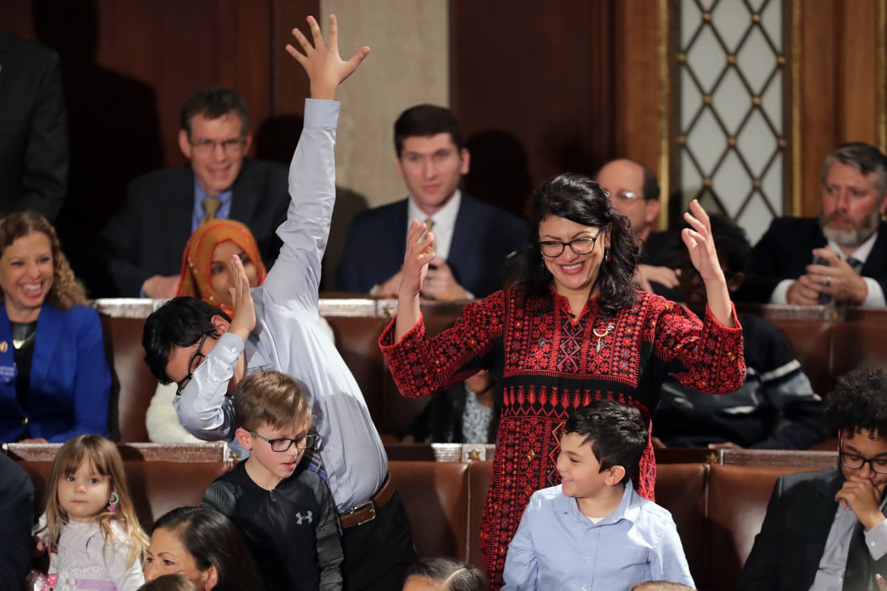 Rashida Tlaib, una de las dos primeras mujeres musulmanas en obtener un escaño en la Cámara de Representantes, estuvo presentes con sus hijos en la primera sesión.