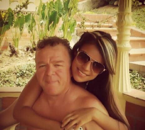 Su padre tenía una banda donde tocaba baladas americanas y era muy reconocido en los pueblos aledaños a Medellín.