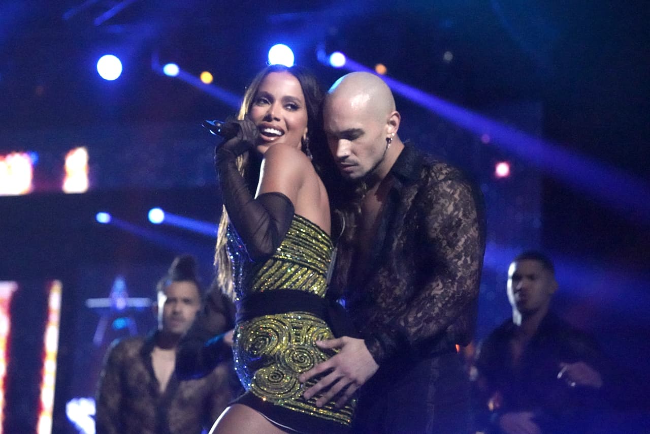 Anitta derrochó sensualidad durante la explosiva presentación.