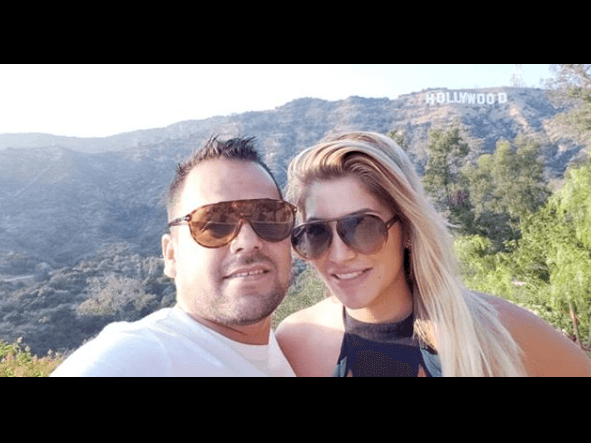 "...a veces 
<b>hasta gordo me caía por que salía </b>a dar vueltas y vueltas con su vocho rojo y era bien escandaloso, pasaba y pasaba por el zócalo con su escándalo..."