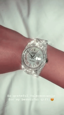 El último de ellos es este hermoso reloj de la marca de lujo Rolex. "Muy agradecida con Alec Monopoly por mi hermoso regalo", escribió la modelo al compartir un video a través de Instagram Stories, donde muestra el carísimo obsequio.