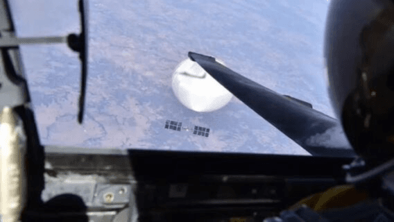 La impresionante selfie con el globo 'espía' chino que tomó un piloto de EEUU desde un avión U-2