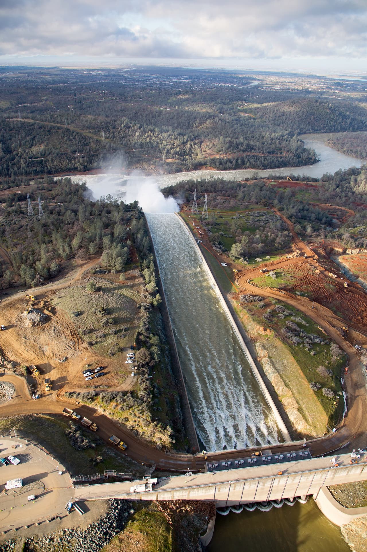 A pesar de la gran cantidad de agua liberada durante la segunda semana de febrero, el domingo 12 el nivel del embalse llegó a su máximo y rebasó el dique auxiliar. El agua empezó a deslizarse colina abajo en paralelo a la rampa principal.