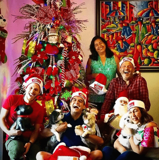 Junto a sus amigos y familia, el reportero de Despierta América montó su arbolito de Navidad.