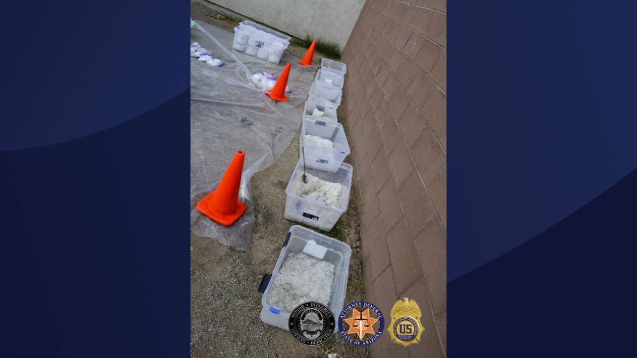 Reportes indican que oficiales recuperaron: 230 libras de metanfetamina, 25 libras de cocaína y 25 libras de heroína, 
<b>junto con equipos y productos químicos utilizados en la fabricación de metanfetamina</b>.